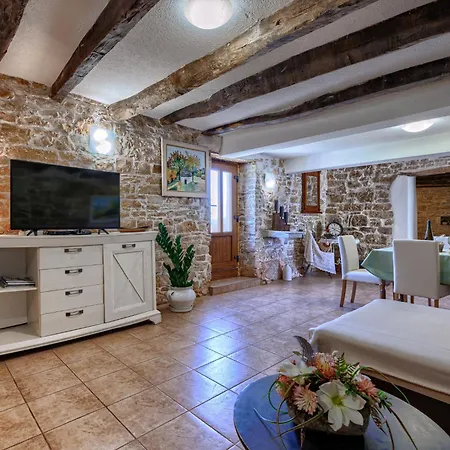 Semesterbostad Ana By Interhome Pazin