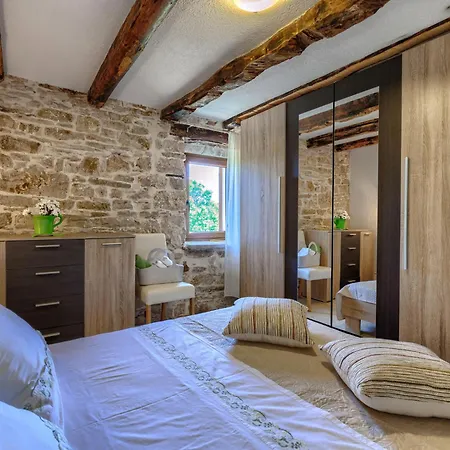 Ana - Pzn328 By Interhome * Pazin